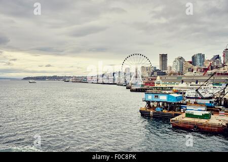 Vista del litorale e Seattle grande ruota, Seattle, nello Stato di Washington, USA Foto Stock