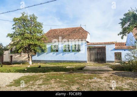 Il principe Charles' affascinante casa vacanze, una casa blu nella strada principale del villaggio sassone di VIscri, Transilvania, Romania Foto Stock