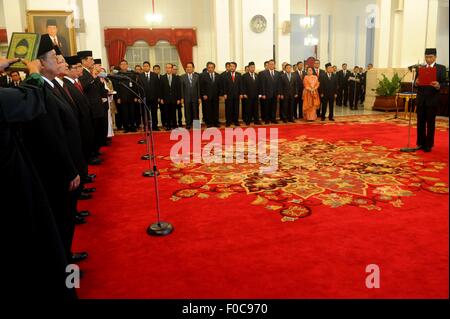 Jakarta, Indonesia. 12 Ago, 2015. Il presidente indonesiano Joko Widodo (R) risolve un inaugurazione nel Palazzo Presidenziale di Jakarta, Indonesia, Agosto 12, 2015. Il Presidente indonesiano Joko Widodo mercoledì mischiato il suo gabinetto come il Sud-est asiatico della principale economia mira ad accelerare la modesta crescita economica. Tre coordinate incarichi ministeriali, due incarichi ministeriali e di gabinetto post sono state riordinate. © Agung Kuncahya B./Xinhua/Alamy Live News Foto Stock