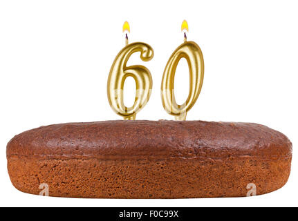 Torta di compleanno con il numero di candele 60 isolato su sfondo bianco Foto Stock