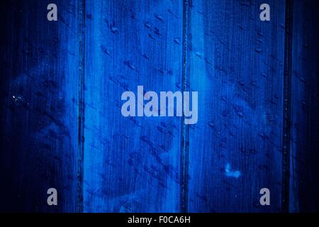 Blue porta di legno con le gocce di pioggia Foto Stock