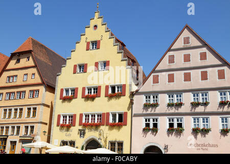 Edifici tipici sulla Marktplatz Piazza del Mercato, Rothenburg ob der Tauber, Franconia, Baviera, Germania Foto Stock