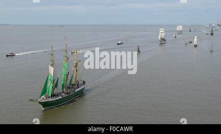 Bremerhaven, Germania. 12 Ago, 2015. Una veduta aerea mostra numerose barche a vela vela in acqua vicino a Bremerhaven (Germania), 12 agosto 2015. Al festival 270 tradizionali navi a vela di tutte le dimensioni di tutto il mondo saranno in partecipazione. Credito: dpa picture alliance/Alamy Live News Foto Stock