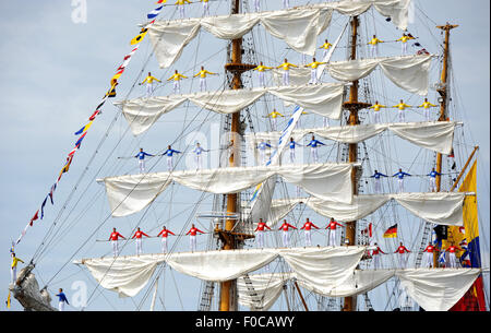 Bremerhaven, Germania. 12 Ago, 2015. Il primo tall ships lay pronto per la nona edizione internazionale di vela Windjammer Festival 2015 nel porto di Bremerhaven (Germania), 12 agosto 2015. La vela incontro avrà luogo dal 12 - 16 agosto 2015. Qui i membri dell'equipaggio della Columbia corteccia dell 'gloria' sono visibili nelle vele. Al festival 270 velieri tradizionali di qualsiasi dimensione da tutto il mondo saranno in partecipazione. Credito: dpa picture alliance/Alamy Live News Foto Stock