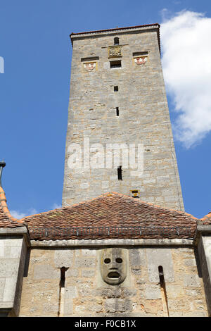 La porta del castello con la bocca, Rothenburg ob der Tauber, Franconia, Baviera, Germania Foto Stock