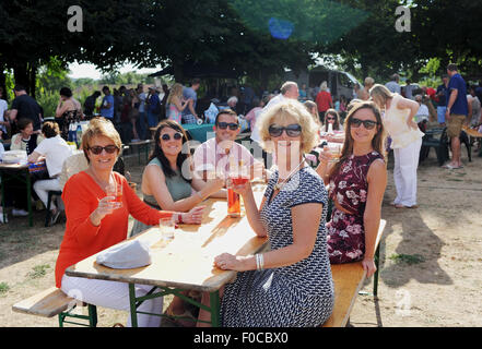 La famiglia e gli amici in vacanza godetevi la serata Picnic a Loubejac che è un piccolo comune o villaggio nella regione della Dordogne Foto Stock