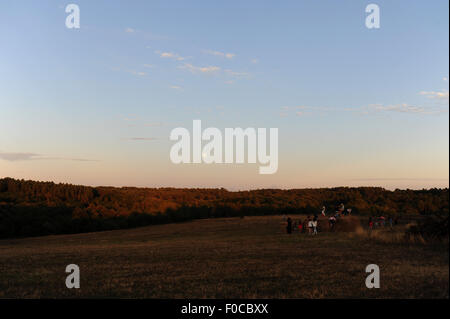 La luna piena sorge al tramonto durante la serata Picnic a Loubejac che è un piccolo comune o villaggio in Dordogne Francia Foto Stock