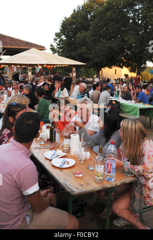 La famiglia e gli amici in vacanza godetevi la serata Picnic a Loubejac che è un piccolo villaggio in Dordogne Francia Foto Stock