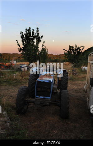 Il trattore al tramonto in serata Picnic a Loubejac che è un piccolo comune o villaggio in Dordogne dipartimento in Francia Foto Stock