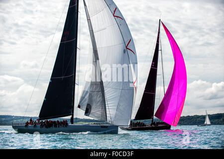 Cowes, Isle of Wight, Regno Unito, Mercoledì, 12 agosto 2015. Aberdeen Asset Management Cowes Week, IRC Big Boat Class Yachts Momo (IVB72) andJethou (GBR74R) in Occidente Solent subito dopo la gara di credito inizio: Sam Kurtul / Alamy Live News Foto Stock