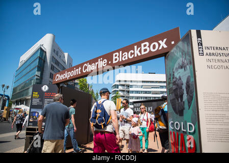 I turisti al Checkpoint Charlie scatola nera, Berlino Foto Stock