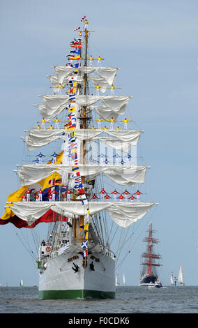 Bremerhaven, Germania. 12 Ago, 2015. Il primo tall ships lay pronto per la nona edizione internazionale di vela Windjammer Festival 2015 nel porto di Bremerhaven (Germania), 12 agosto 2015. La vela incontro avrà luogo dal 12 - 16 agosto 2015. Vista della nave colombiana "Gloria". Al festival 270 tradizionali navi a vela di tutte le dimensioni di tutto il mondo saranno in partecipazione. Credito: dpa picture alliance/Alamy Live News Foto Stock