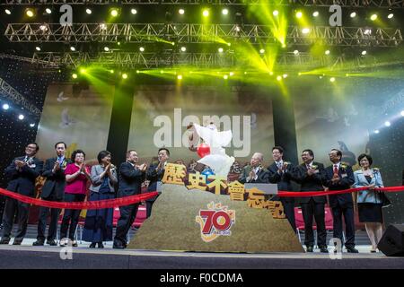 Hong Kong, Cina. 12 Ago, 2015. Tung Chee-hwa (5R), vice presidente del Comitato nazionale del la Conferenza consultiva politica del popolo cinese, e Zhang Xiaoming 4 (R), capo dell'Ufficio di collegamento del governo centrale del popolo di Hong Kong, partecipare a una festa di gala per contrassegnare il settantesimo anniversario della vittoria del popolare cinese contro la guerra di aggressione giapponese e il mondo della anti-guerra fascista, a Hong Kong, Cina del sud, e il agosto 12, 2015. © Lui Siu Wai/Xinhua/Alamy Live News Foto Stock