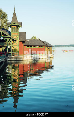Vista della spiaggia del molo di Keszthely al Lago Balaton dal tramonto. Immagine del mirroring del livello dell'acqua. Ungheria. Foto Stock