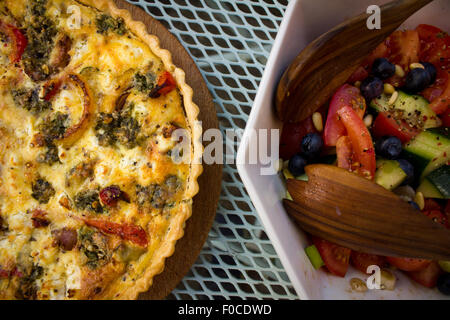 Arrosto di Quiche alle verdure con una insalata di tomatoe Foto Stock