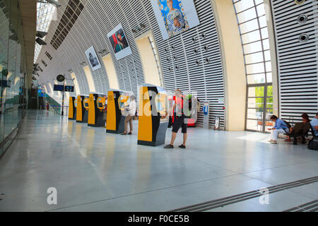 I clienti che utilizzano le biglietterie automatiche a Avignon stazione ferroviaria TGV Foto Stock