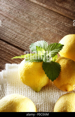 I limoni con melissa su una tavola in legno rustico Foto Stock