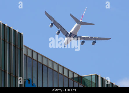 Qatar Airways Airbus A380-800, A7-APE, passa sul Canary Wharf, Londra Foto Stock