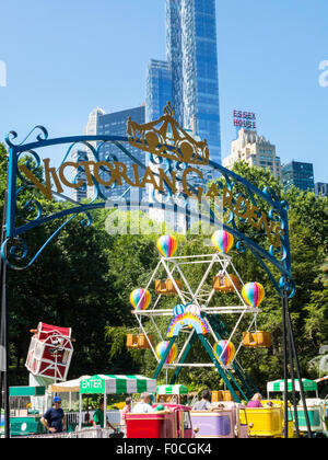 Giardini vittoriani, Carnevale passeggiate nel parco centrale con lo skyline di Manhattan in background, NYC Foto Stock