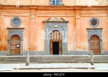 San Donato di ingresso della chiesa di Civita di Bagnoregio, Italia Foto Stock