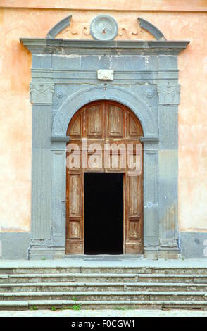San Donato di ingresso della chiesa di Civita di Bagnoregio, Italia Foto Stock