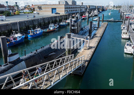 Il russo diesel-elettrico sommergibile B-143 / U-480 Foxtrot tipo 641 presso il lungomare marittimo del Parco a Tema di Zeebrugge, Belgio Foto Stock