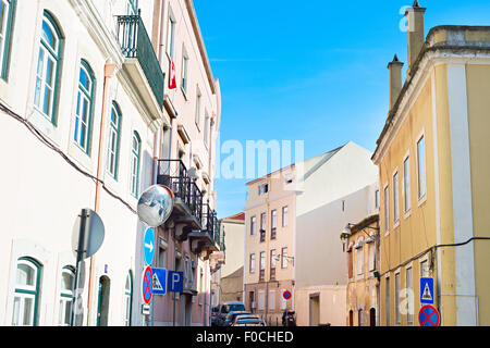 Vista di Lisbona tradizionale street nel giorno. Portogallo Foto Stock