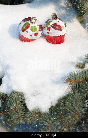 Giocattolo di natale torte su albero di inverno con nevicata Foto Stock