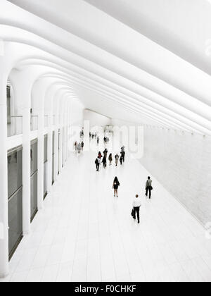 La gente di affari nel passaggio sotterraneo al one world trade center A NEW YORK Foto Stock