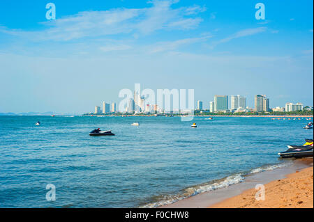 Jetski sulla spiaggia di Pattaya nella giornata del sole, Thailandia Foto Stock