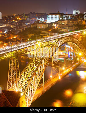 Dom Luis i bridge di notte. Città Vecchia di Porto sullo sfondo. Portogallo Foto Stock