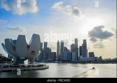 Skyline di Singapore bay con il famoso Cavendish Core al tramonto. Foto Stock