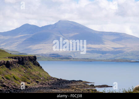 Vista su tutta sul Loch Tuath a Ben più montagna più alta. Kilninian Isle of Mull Ebridi Interne Western Isles della Scozia UK Foto Stock