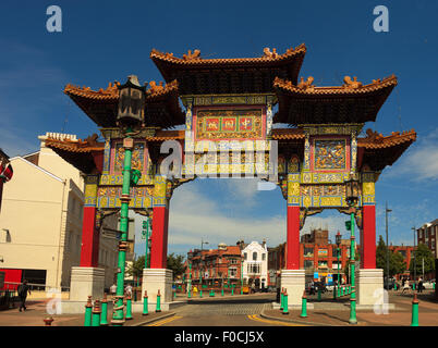 Chinatown Gate, su Nelson Street in Liverpool, è il più grande e più span arco del suo genere al di fuori della Cina, Foto Stock