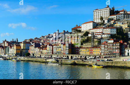 Skyline della Città Vecchia di Porto al tramonto, Portogallo Foto Stock