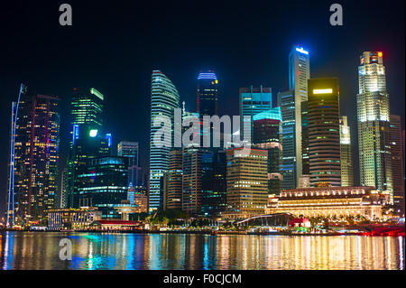 Singapore Downtown Core riflessa nel fiume. Repubblica di Singapore Foto Stock