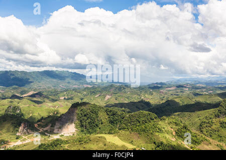 Lo straordinario paesaggio con una valle lussureggiante e bellissimo cielo nel nord del Laos, sulla strada che da Luang Prabang a Phonsavan (pianura del vaso Foto Stock