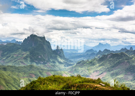 Lo straordinario paesaggio vicino alla città di Kasi nel nord del Laos, sul paese mian road da Luang Prabang a Vang Vieng e poi a Vi Foto Stock