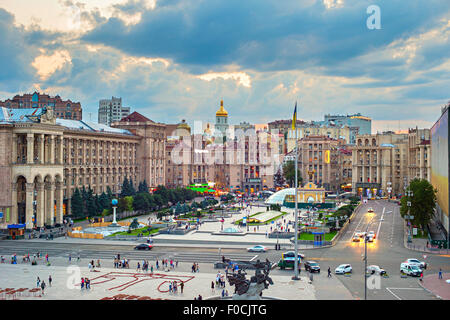 Vista di Maidan Nezalezhnosti Square al tramonto. A Kiev, Ucraina Foto Stock