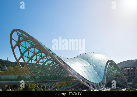 Ponte di Pace a Tbilisi, Georgia. Famosa attrazione turistica. Foto Stock