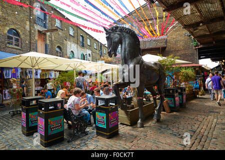 Maneggio Mercato, Camden, London, England, Regno Unito, Europa Foto Stock