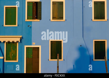 Dipinto di blu Burano casa di sunrise laguna di Venezia Veneto Italia Europa Foto Stock