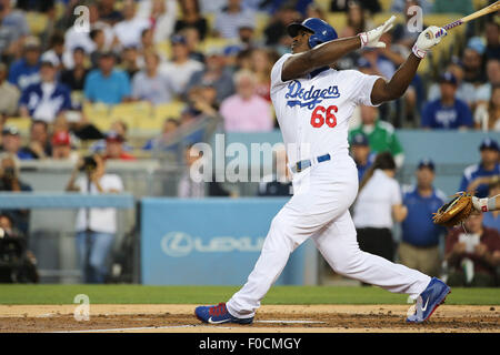 Los Angeles, CA, Stati Uniti d'America. 11 Ago, 2015. Los Angeles Dodgers diritto fielder Yasiel Puig #66 ha rappresentato per tutti e cinque i Dodgers RBIs nel gioco tra i cittadini di Washington e Los Angeles Dodgers, il Dodger Stadium di Los Angeles, CA. Fotografo: Pietro Joneleit © csm/Alamy Live News Foto Stock
