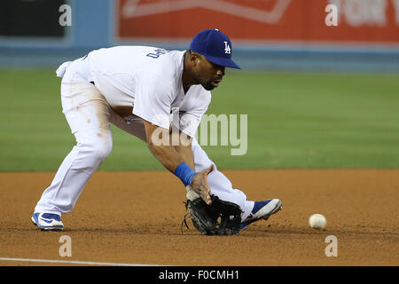 Los Angeles, CA, Stati Uniti d'America. 11 Ago, 2015. Los Angeles Dodgers terzo baseman Alberto Callaspo #5 campo un rasoterra dalla distanza al terzo in gioco tra i cittadini di Washington e Los Angeles Dodgers, il Dodger Stadium di Los Angeles, CA. Fotografo: Pietro Joneleit © csm/Alamy Live News Foto Stock