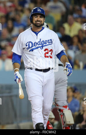Los Angeles, CA, Stati Uniti d'America. 11 Ago, 2015. Los Angeles Dodgers primo baseman Adrian Gonzalez #23 smorfie dopo che colpisce nel gioco tra i cittadini di Washington e Los Angeles Dodgers, il Dodger Stadium di Los Angeles, CA. Fotografo: Pietro Joneleit © csm/Alamy Live News Foto Stock