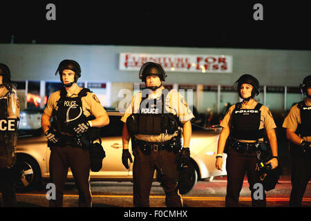 Ferguson, STATI UNITI D'AMERICA. 11 Ago, 2015. Poliziotti di guardia durante una manifestazione in Ferguson, gli Stati Uniti, il 11 agosto, 2015. Le proteste dell'anniversario della ripresa di disarmato 18-anno-vecchio Michael Brown sono state estese per una seconda giornata di martedì in Ferguson. Lo stato di emergenza è stato dichiarato per la città di Ferguson il lunedì a seguito di scontri tra polizia e manifestanti domenica notte. © Jim Vondruska/Xinhua/Alamy Live News Foto Stock