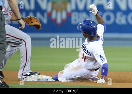 Los Angeles, CA, Stati Uniti d'America. 11 Ago, 2015. Los Angeles Dodgers interbase Jimmy Rollins #11 batte il tiro a seconda del gioco tra i cittadini di Washington e Los Angeles Dodgers, il Dodger Stadium di Los Angeles, CA. Fotografo: Pietro Joneleit © csm/Alamy Live News Foto Stock