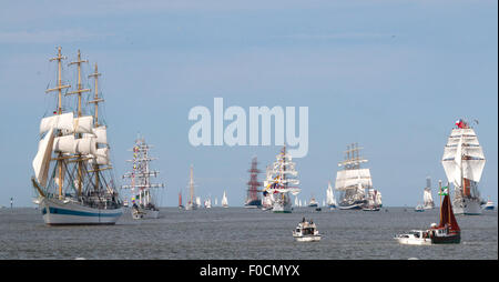 Bremerhaven, Germania. 12 Ago, 2015. La tall ship 'Mir', a sinistra dalla Russia vele tra gli altri in pelo durante la parata di apertura sul Weser vicino a Bremerhaven, Germania settentrionale, mercoledì 12 agosto, 2015. Circa 300 navi prendono parte alla parata che apre il festival. Credito: Focke Strangmann/Alamy Live News Foto Stock