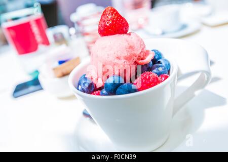 Bacche e gelati. Mirtilli, lamponi e fragole Dessert di frutta. Foto Stock