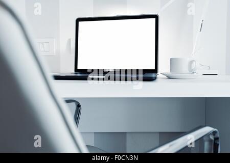 Ufficio moderno Workstation con il computer portatile. Arredate in bianco lo spazio in ufficio. Foto Stock